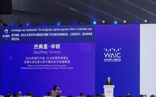 给杰弗里·辛顿做AI翻译的科大讯飞，怎么解决智能硬件体验瓶颈问题？|界面新闻 · 科技