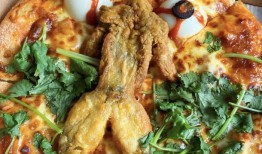 抽象到没边？必胜客新品“双蛇姐妹双修披萨”引热议|界面新闻