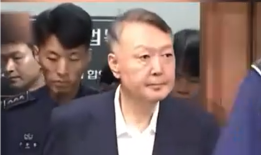 时隔两个多月再次出席庭审，64岁尹锡悦比上次露脸更显苍老|界面新闻 · 天下