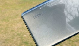 真我GT Neo6 SE体验：靠更亮的屏突围中端市场|界面新闻 · 科技