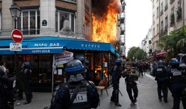 法国17万人举行“封锁法国”抗议游行，之后还有大罢工|界面新闻 · 天下