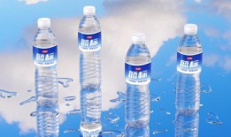 一元钱的蓝标水撕掉瓶装水的“溢价包装”|界面新闻