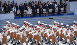 中国产的烟花还没着落、最高耗资4500万美元，特朗普“生日阅兵”方案出炉|界面新闻 · 天下