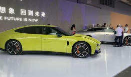 小鹏P7与小米SU7短兵相接，何小鹏与雷军的正面交锋|界面新闻 · 汽车