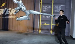 腾空侧踢“逼退”王兴兴，宇树放出人形机器人H2最新训练视频|界面新闻 · 科技