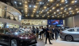 更加精打细算的汽车公司给车展带来哪些新变化？｜2025上海车展|界面新闻 · 汽车