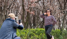 粉丝千万的老年博主正在涌现，如何开发他们的带货能力？|界面新闻