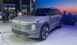 2万平方米的展台，藏着上汽集团重回冠军的决心 | 2025上海车展|界面新闻 · 汽车