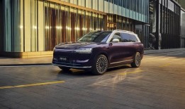 BBA们的“躺赢”时代逐渐远去？问界M9又出新招|界面新闻