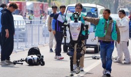 首场机器人半程马拉松决出冠军，21公里赛程考验了哪些能力？|界面新闻 · 科技