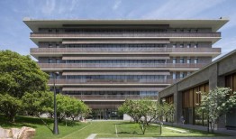 中国建筑师刘家琨获2025普利兹克奖：摆脱了美学、风格上的束缚|界面新闻 · 天下