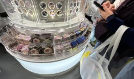 中外游客这个五一爆买卡牌和潮玩|界面新闻