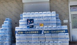 一元钱的蓝标水撕掉瓶装水的“溢价包装”|界面新闻