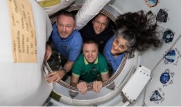 太空滞留9个多月后，美国“流浪”宇航员终于乘飞船返回地球|界面新闻 · 天下