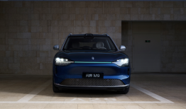 BBA们的“躺赢”时代逐渐远去？问界M9又出新招|界面新闻