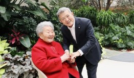 一次“克制”的品牌标识升级：战略长期主义的超级符号|界面新闻