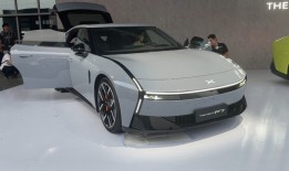 小鹏P7与小米SU7短兵相接，何小鹏与雷军的正面交锋|界面新闻 · 汽车