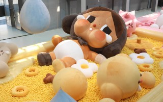 Crybaby特展在上海“柔软”启幕，雅诗兰黛发布全新“胶原建模”精华｜是日美好事物|界面新闻 · 时尚