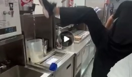 蜜雪冰城被曝员工用脚关直饮水桶，客服回应|界面新闻