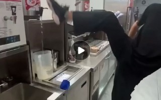 蜜雪冰城被曝员工用脚关直饮水桶，客服回应|界面新闻