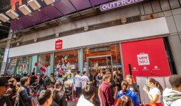 远征美国的泡泡玛特和名创优品有什么关税对策？|界面新闻