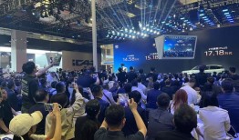 上海车展四十年，已成全球顶级行业盛会 | 2025上海车展|界面新闻 · 汽车