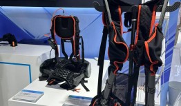 养老“黑科技”亮相消博会：从助眠到陪伴，扛起30公斤重物也不是问题|界面新闻