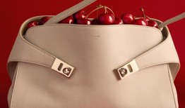 Casetify发布情人节送礼指南，Ferragamo Hug包唤起温馨拥抱｜是日美好事物|界面新闻 · 时尚