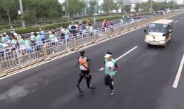 首个人形机器人半马完赛，天工Ultra冲线夺冠|界面新闻 · 科技