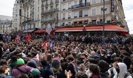 法国17万人举行“封锁法国”抗议游行，之后还有大罢工|界面新闻 · 天下