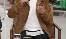 雷军公布小米汽车2026年交付目标55万辆，并回应“小字营销”陋习|界面新闻 · 汽车