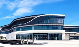 周期里扎根，贝泰妮的生长曲线|界面新闻 · 时尚