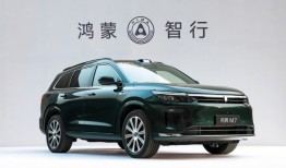 全民安全时代已至，头部企业如何引领智能辅助驾驶新标准|界面新闻