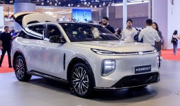 主机厂大秀机器人，上海车展“智能”唱主角|界面新闻