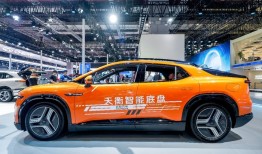 主机厂大秀机器人，上海车展“智能”唱主角|界面新闻