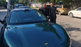 黄仁勋称想买一辆小米汽车，曾与雷军在SU7 Ultra 旁合影|界面新闻 · 汽车