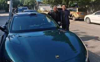 黄仁勋称想买一辆小米汽车，曾与雷军在SU7 Ultra 旁合影|界面新闻 · 汽车