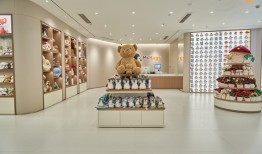 Vivienne Westwood《她和她的珠宝展》开展，TUMI途明中国首家旗舰店落地上海｜是日美好事物|界面新闻 · 时尚