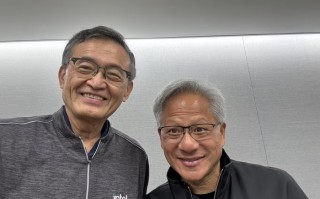 黄仁勋、陈立武同框直播，详解英伟达为何50亿美元入股英特尔|界面新闻 · 科技