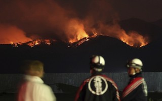 日本50年来最严重山火持续，或被定为“特大灾害”|界面新闻 · 天下