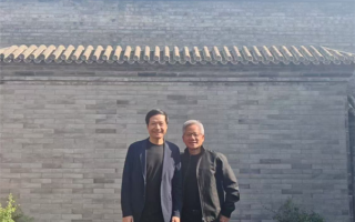黄仁勋年内第三次访华，大热天仍穿皮夹克合影雷军|界面新闻 · 科技